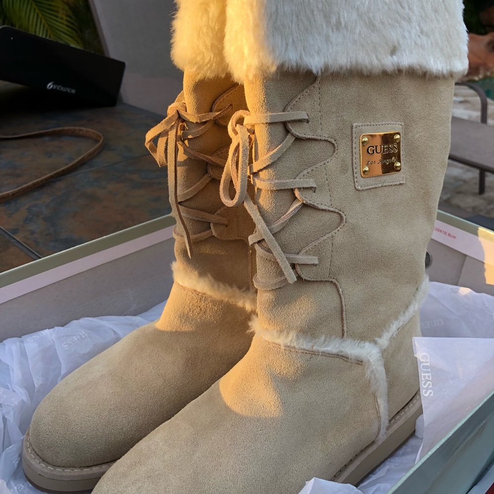 • Guess eskimo suede light tan fur boots •